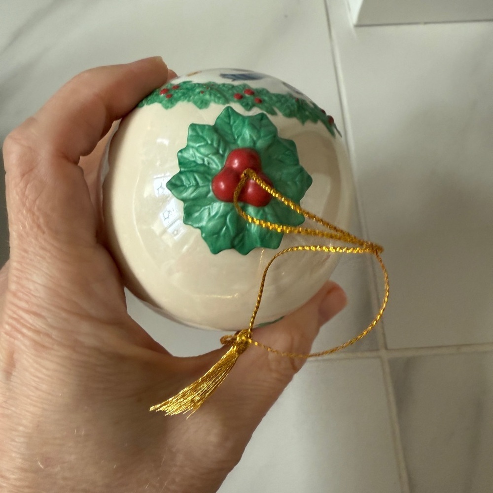 ON ICE Tree Ornament 3.5" tall by Walt Disney Classic Collection 1999 NEW IN BOX - Picture 3 of 5